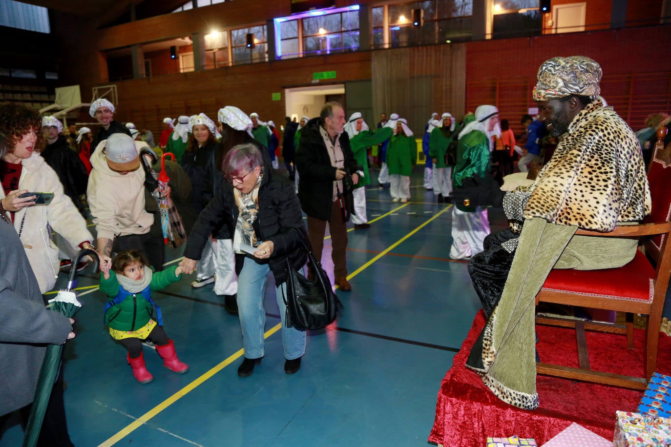 Los Reyes Magos han recibido a los niños en el polideportivo de Andoain