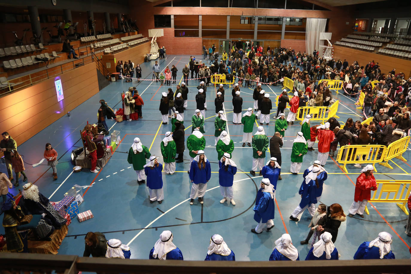 Los Reyes Magos han recibido a los niños en el polideportivo de Andoain