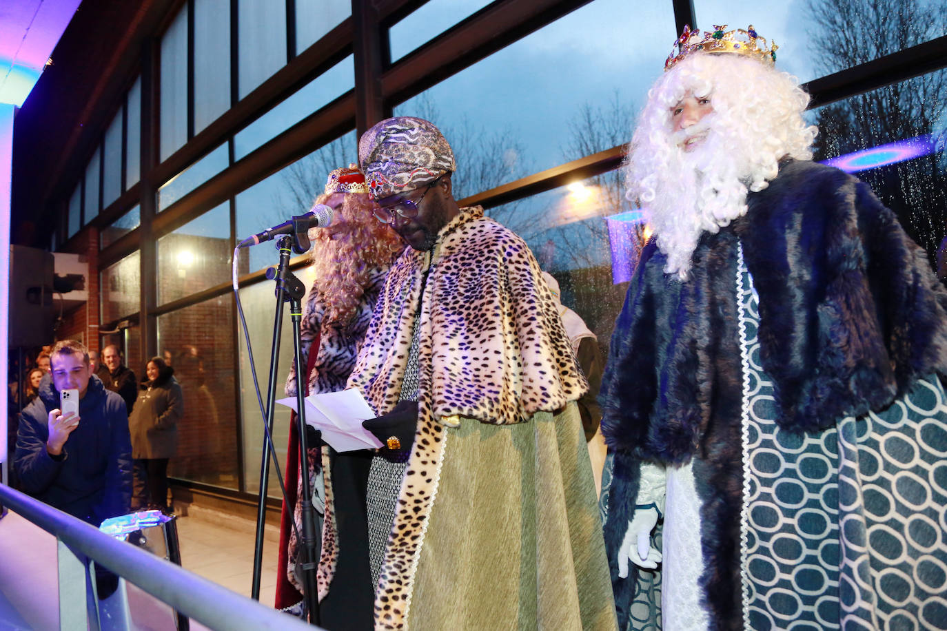 Los Reyes Magos han recibido a los niños en el polideportivo de Andoain