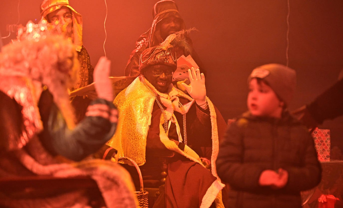 Emoción e ilusión en la entrega de cartas a los Reyes Magos en Tolosa