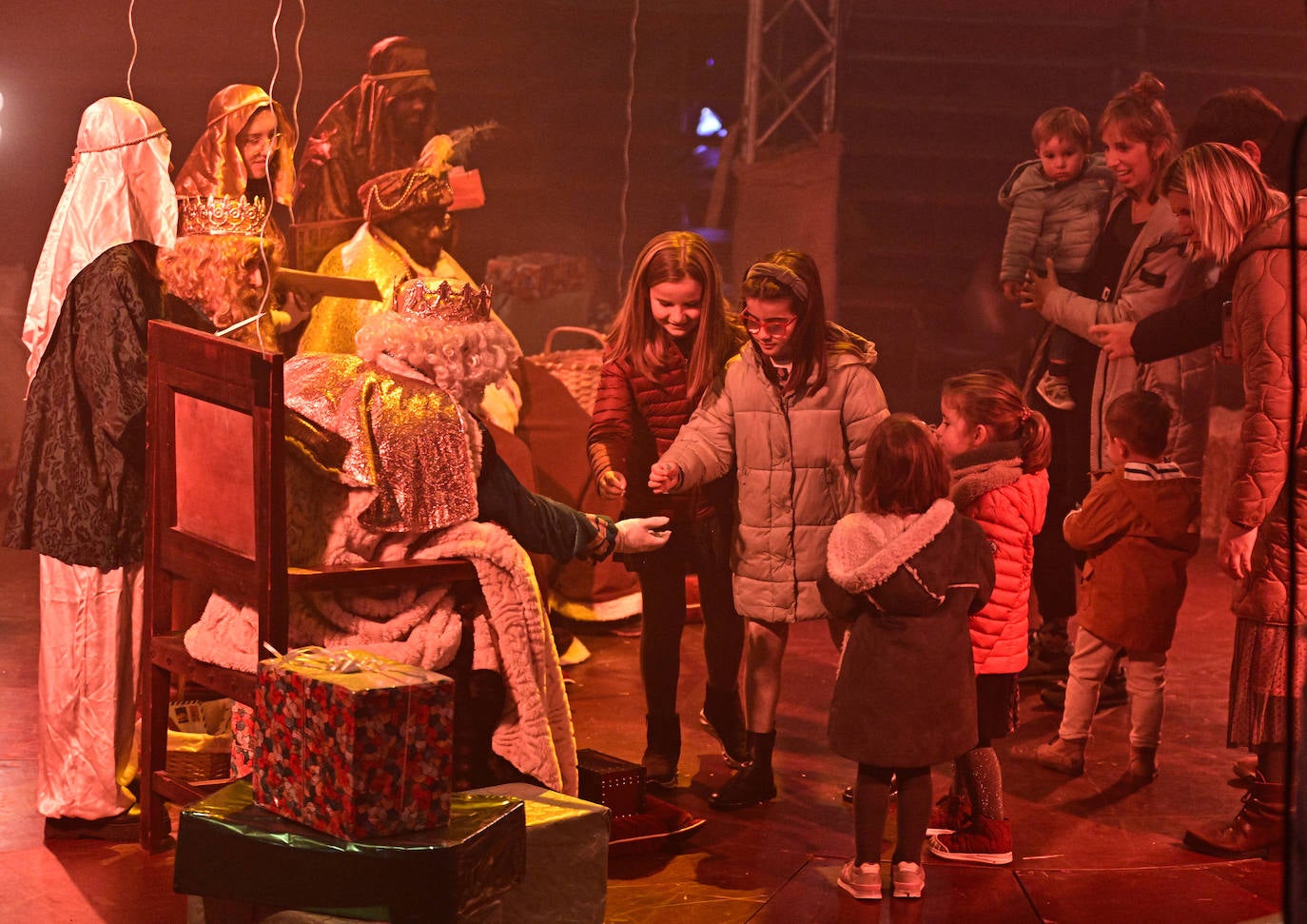 Emoción e ilusión en la entrega de cartas a los Reyes Magos en Tolosa