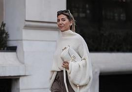 Un jersey básico de punto y unos pantalones de traje componen la compra imprescindible.