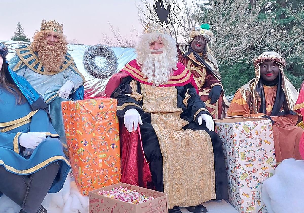 Los Magos de Oriente y algunos pajes sobre la carroza en la Cabalgata que tuvo lugar en enero de 2023.