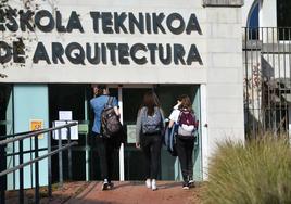 Estudiantes de Arquitectura acceden a la facultad de la UPV en Donostia.