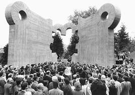 Conmemoración del 51 aniversario del bombardeo de Gernika en 'Monumento a la paz' que el eescultor creó en 1988 por encargo del Gobierno Vasco.