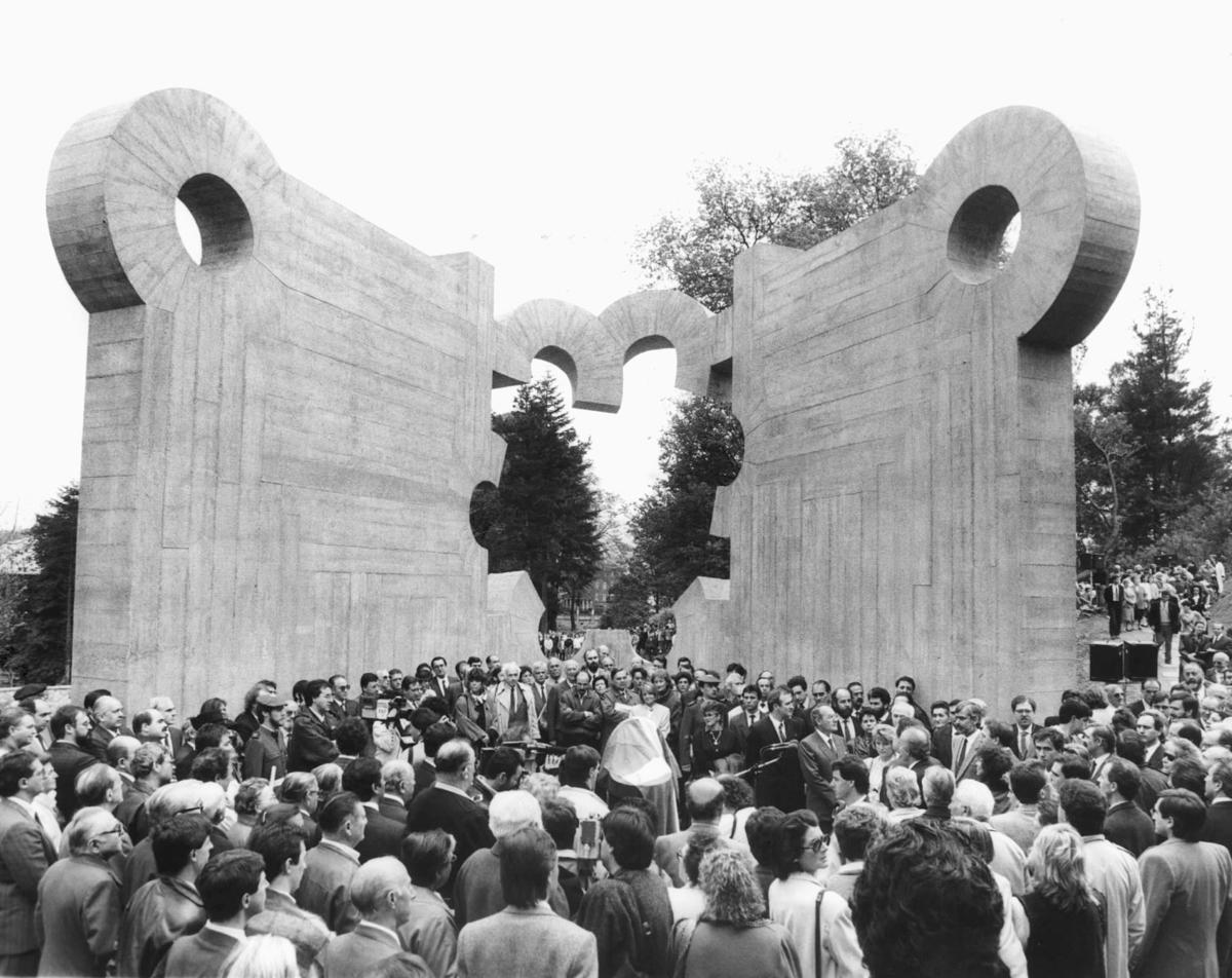 Conmemoración del 51 aniversario del bombardeo de Gernika en 'Monumento a la paz' que el eescultor creó en 1988 por encargo del Gobierno Vasco.