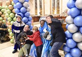 Los Reyes Magos recibieron a los niños en el Ayuntamiento de Donostia