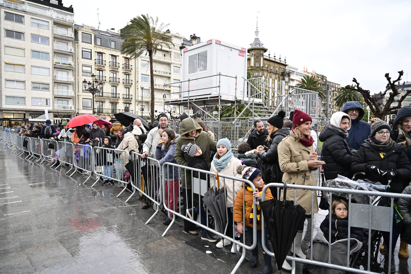 Los Reyes Magos recibieron a los niños en el Ayuntamiento de Donostia