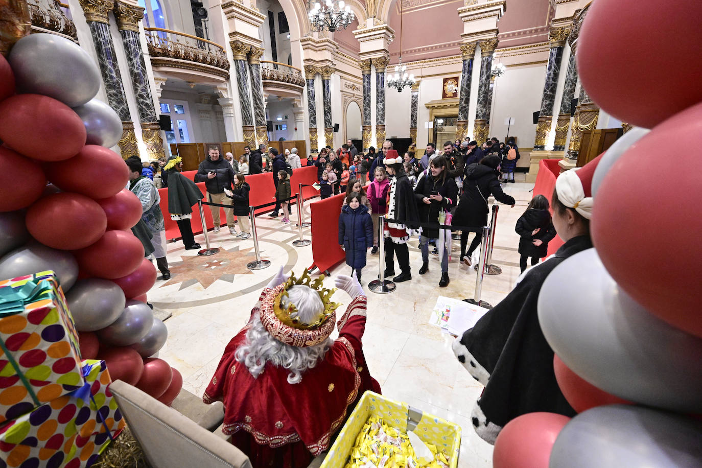 Los Reyes Magos recibieron a los niños en el Ayuntamiento de Donostia