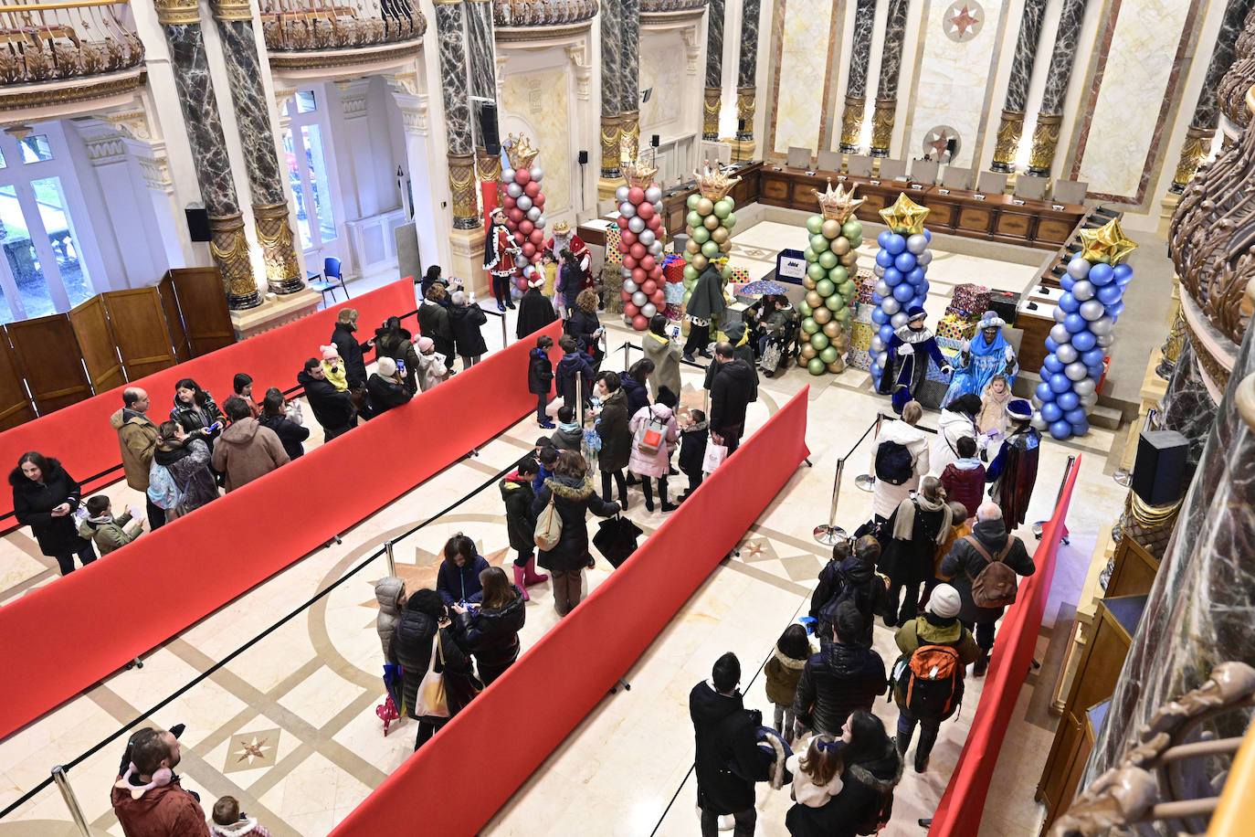 Los Reyes Magos recibieron a los niños en el Ayuntamiento de Donostia