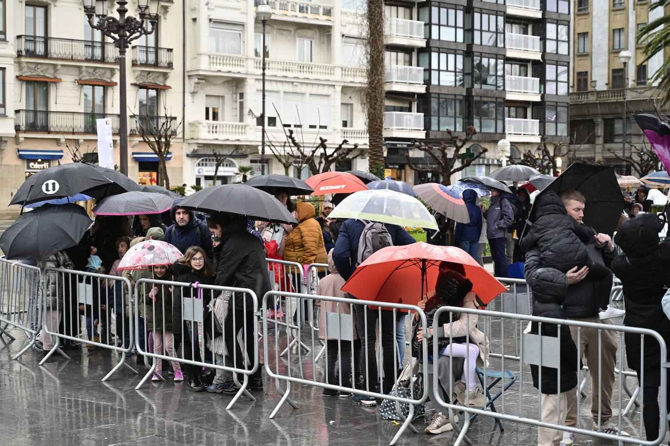 Los Reyes Magos recibieron a los niños en el Ayuntamiento de Donostia