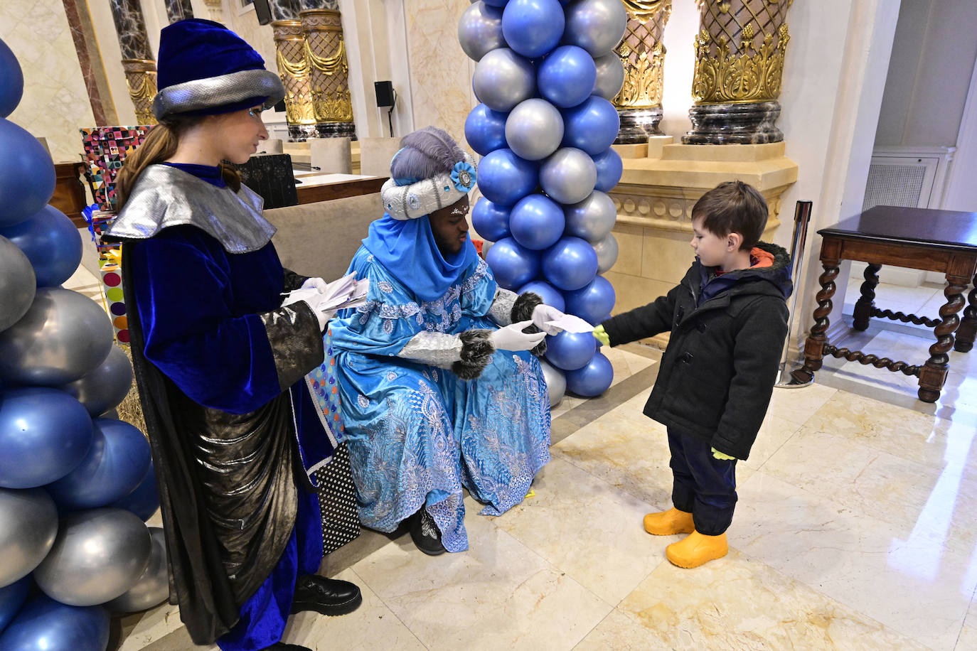 Los Reyes Magos recibieron a los niños en el Ayuntamiento de Donostia