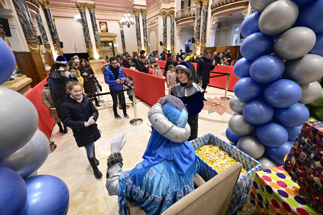 Los Reyes Magos recibieron a los niños en el Ayuntamiento de Donostia