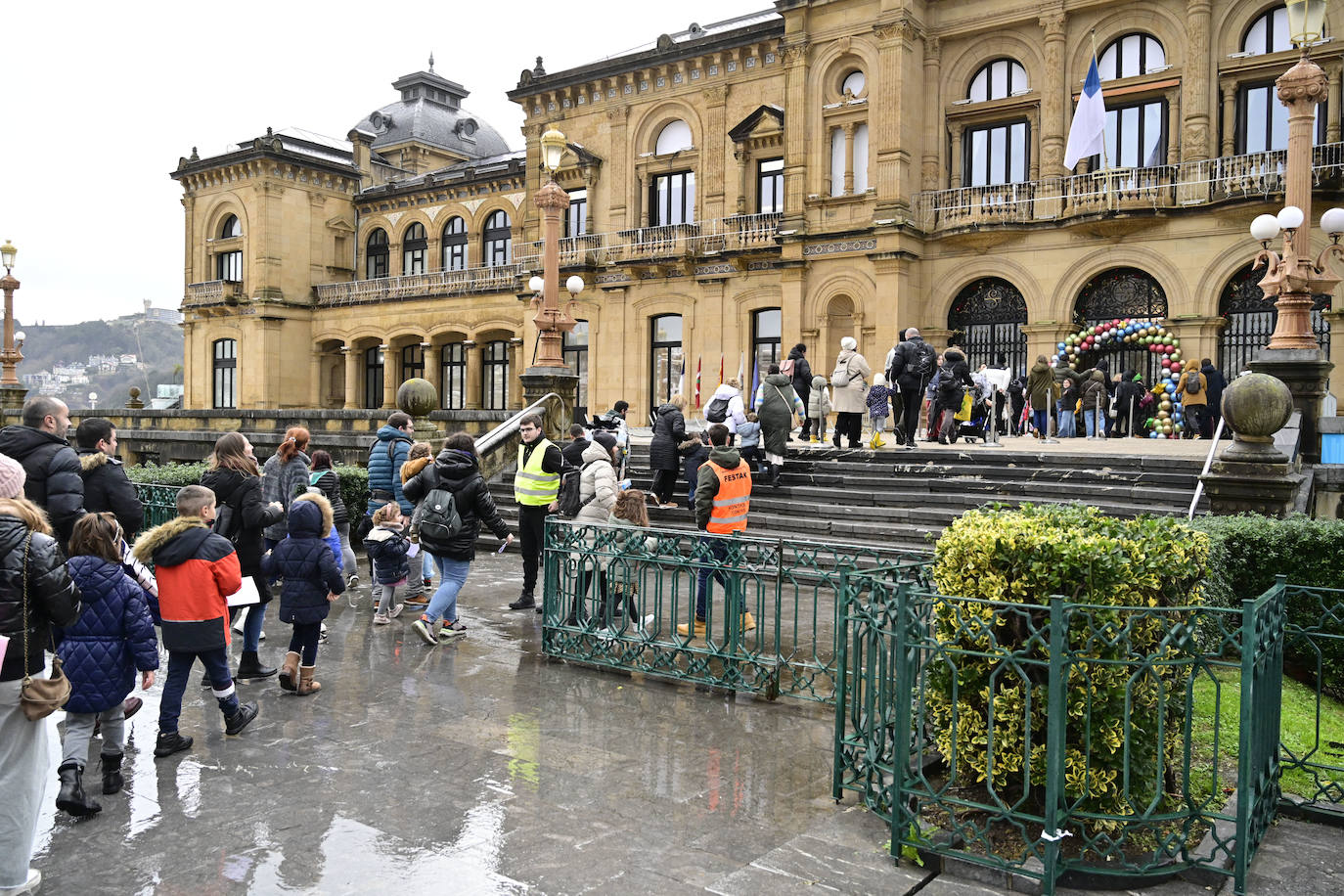 Los Reyes Magos recibieron a los niños en el Ayuntamiento de Donostia