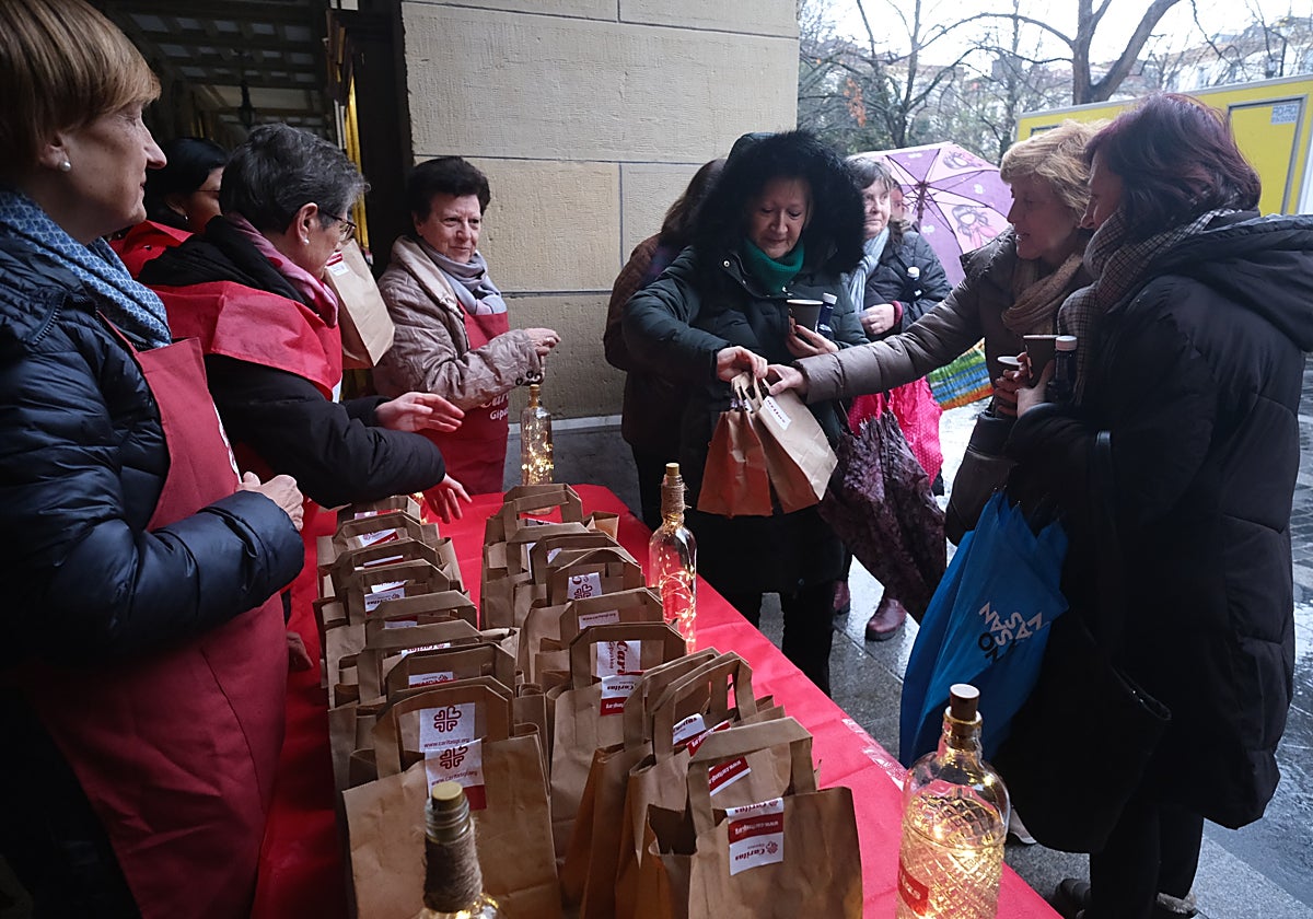 La gente recoge sus packs solidarios en el reparto de roscón