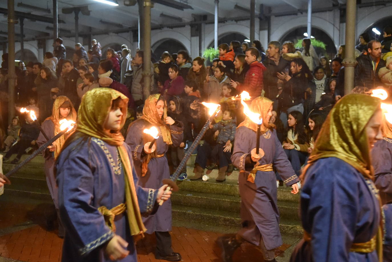 La cabalgata de los Reyes Magos desafía a la lluvia
