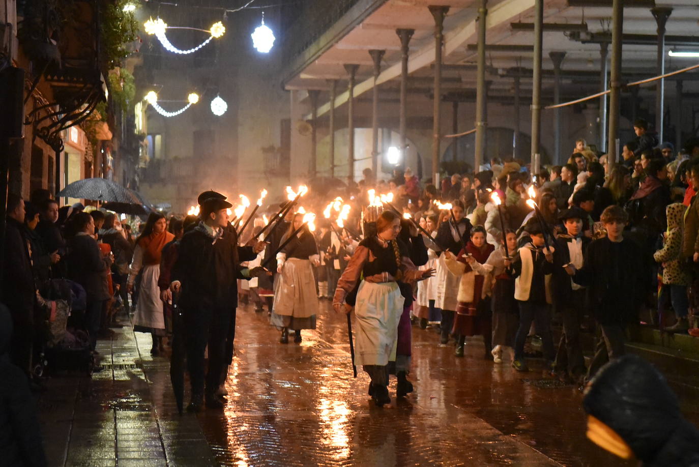 La cabalgata de los Reyes Magos desafía a la lluvia