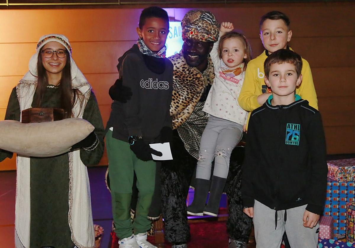 Atendiendo a las peticiones de los organizadores, los Reyes se dirigieron directamente al polideportivo, donde estuvieron con los niños.