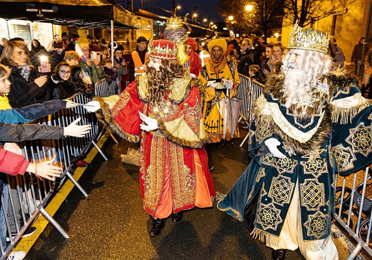 Miles de irundarras salieron a las calles para saludar a los Reyes Magos de Oriente. En la imagen su llegada en lacalle Estación.