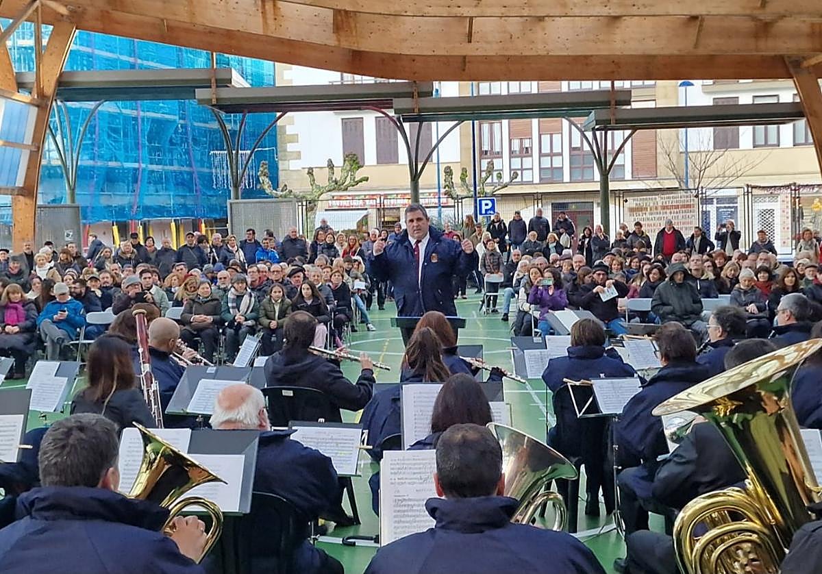 A pesar de la meteorología adversa, más de 400 personas acudieron al concierto de apertura de la Errenteriako Musika Banda.