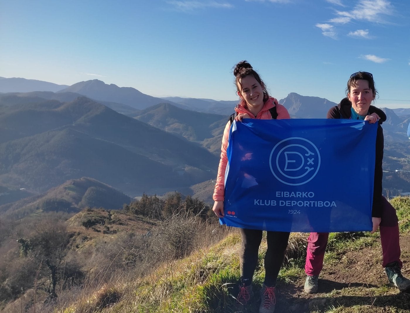 Jone Uria y Ane Larreategi, presidenta y vicepresidenta de la sección, en la punta del monte Urko.