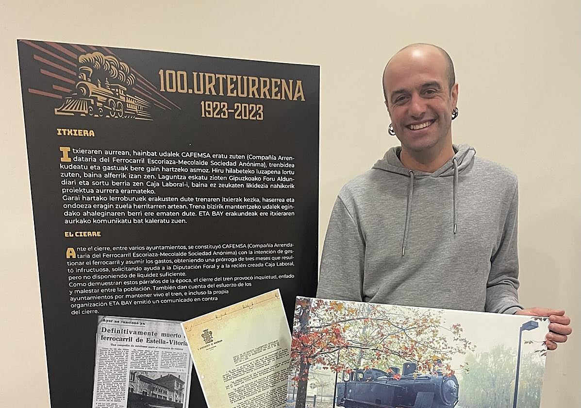 Javi Bujanda junto a uno de los paneles de la exposición.
