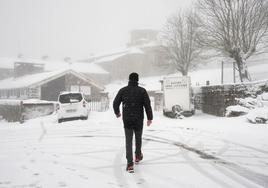 La nieve cubrió ayer con un manto blanco elsantuario de San Miguel de Aralar.