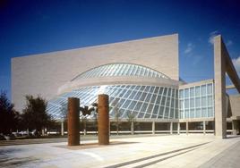 'Elogio a la música Dallas XV', obra de Eduardo Chillida ubicada frente al Morton Meyer Symphony Center (Dallas, 1989).