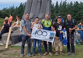 Euskal herriko mendi federazioko ordezkariak irdu korporatiboa duen bandera batekin Besaiden.