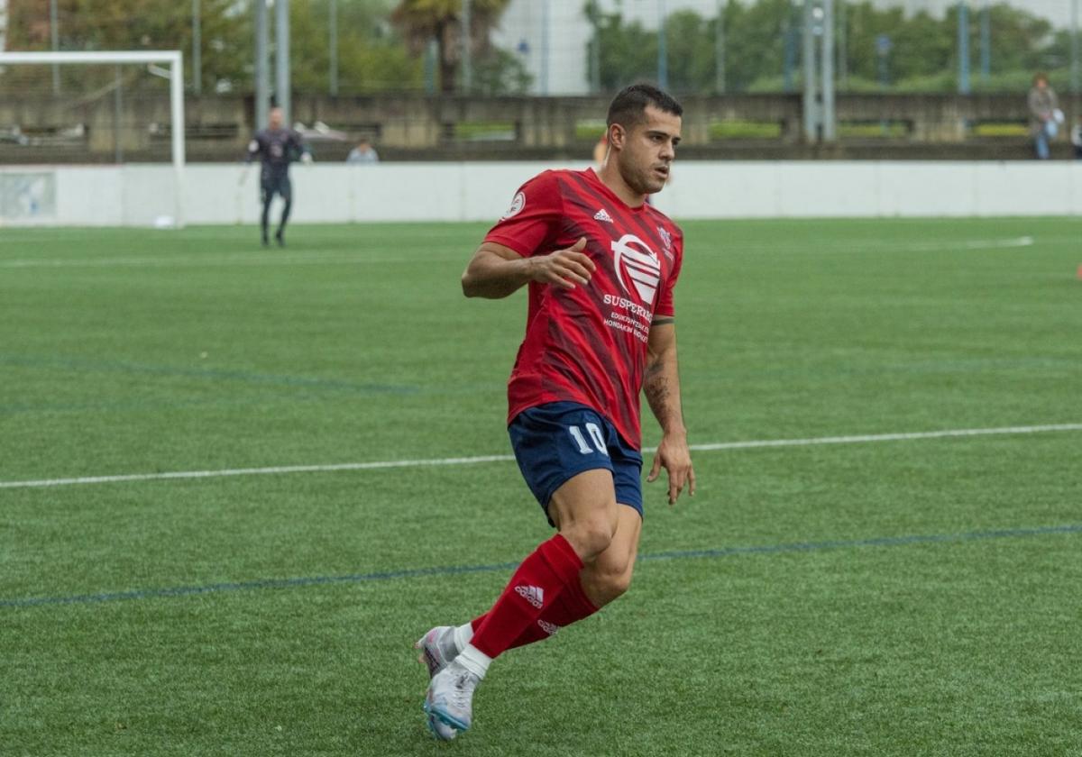 El jugador del Touring, Mikel Benito, en una acción del partido.