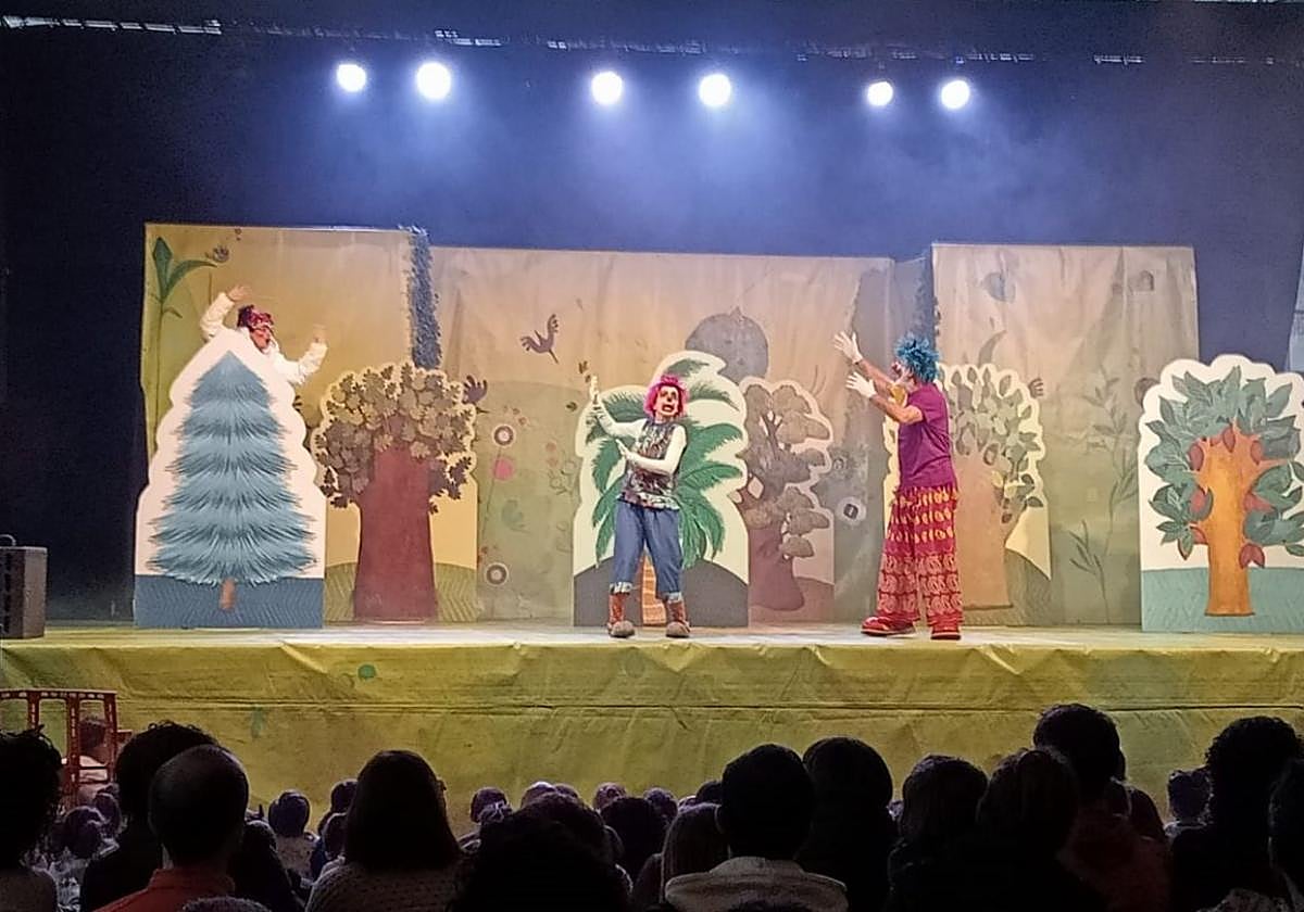 Marimotots subida a la copa de un árbol al comienzo del espectáculo ofrecido en Bekoerrota, mientras Pirritx y Porrotx le piden que baje.