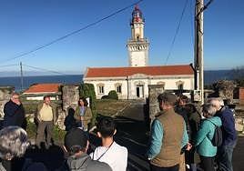 El 'Conoce tu ciudad' de diciembre, con charla y visita guiada, se centró en el faro de Higer.