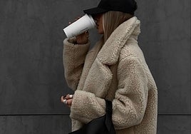 Look con abrigo 'furry'