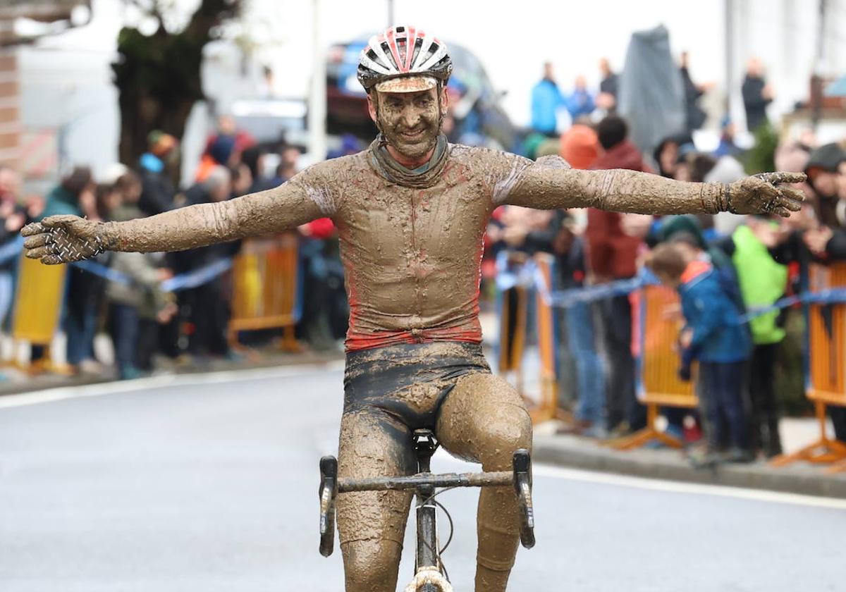 Gorka Izagirre entra en meta como vencedor lleno de barro tras un ciclo-cross muy exigente.