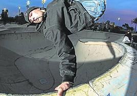 Alain Kortabitarte realiza un 'invert' durante uno de sus entrenamientos.