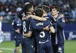 Los jugadores de la Real celebran el gol del triunfo este domingo en Málaga.