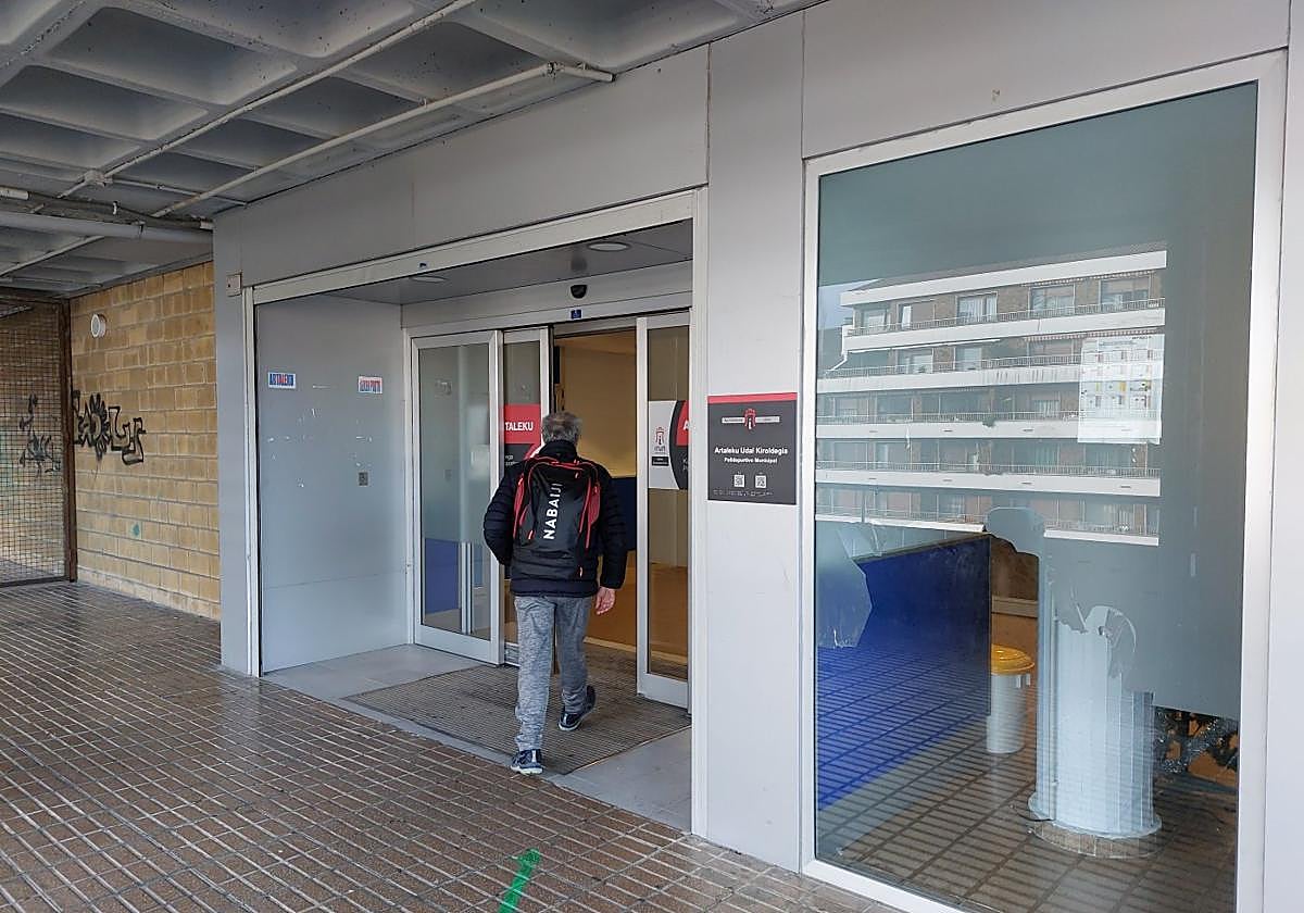 El incremento del coste del abono de los polideportivos ha sido el tema de la semana tanto en Azken Portu, a la izquierda, como en Artaleku, a la derecha.