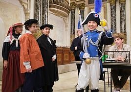 Haizea Parra, Julen Martín, Marko Etxezarreta y Anir Guyenbat participaron ayer en el sorteo para ver la Izada, Arriada y Tamborrada Infantil en los balcones de la plaza de la Constitución y el Ayuntamiento.