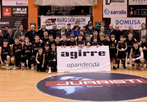 La actual cantera del club junto a los primeros equipos -masculino y femenino- del ISB.