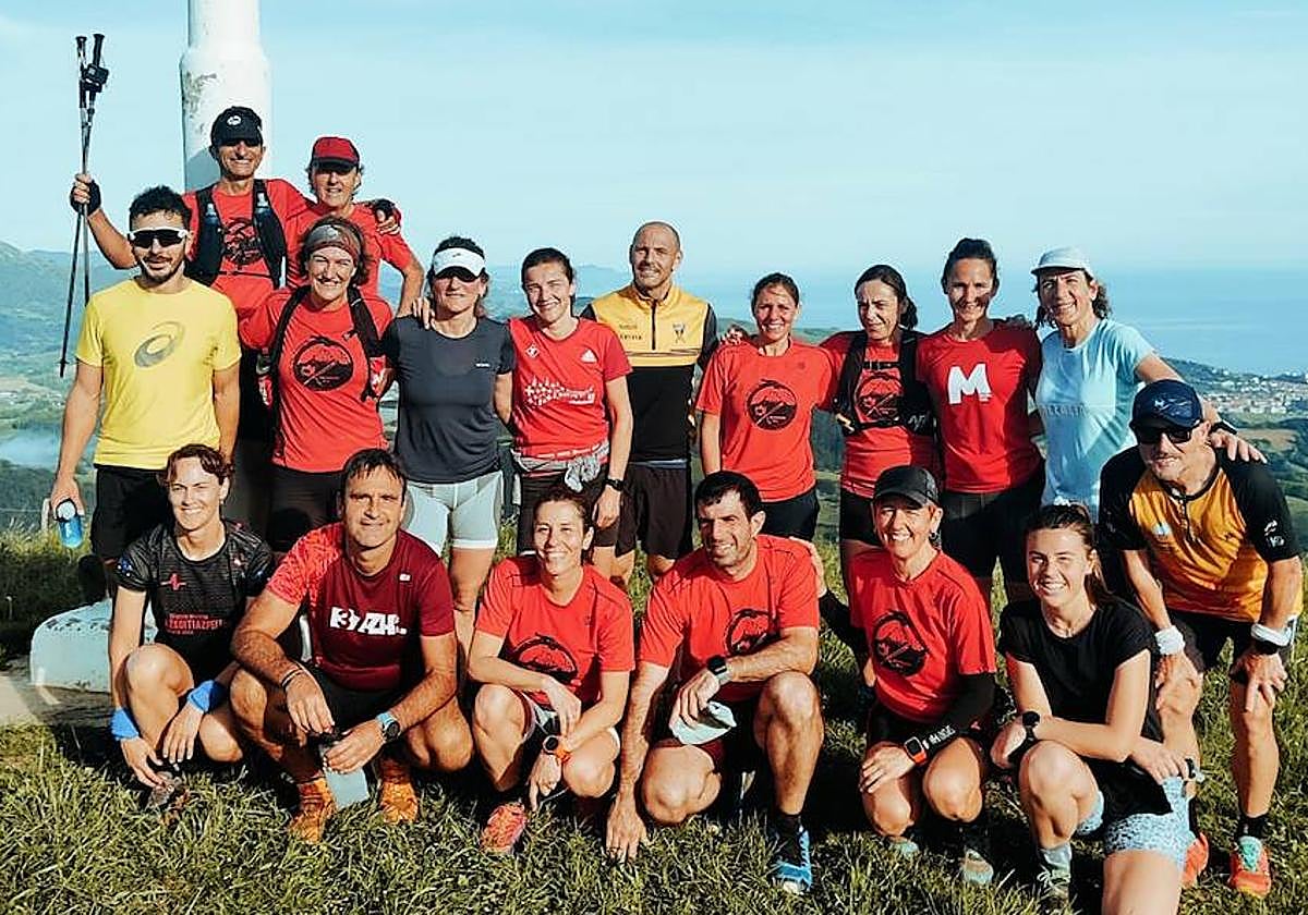 Mendian Korrika sekzioak antolatutako irteera bateko talde-argazkia.