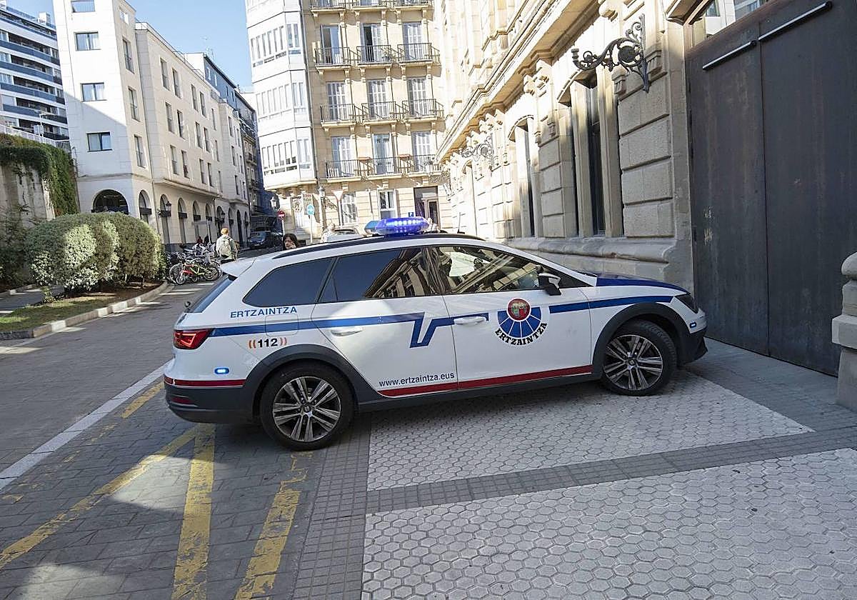 Un coche de la Ertzaintza entra en la Audiencia de Gipuzkoa.