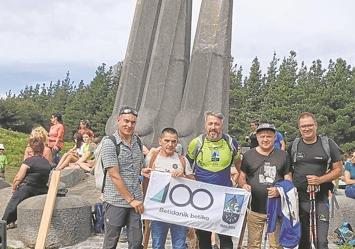 Representantes de las federaciones vascas sostienen una bandera con la nueva insignia del centenario.