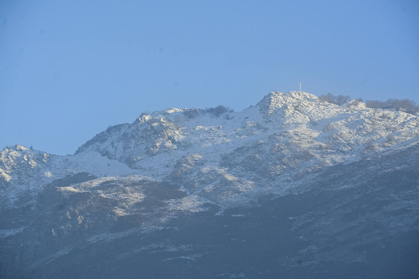 Imagen principal - Bidania ha amanecido bajo una capa de hielo. 