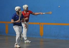Abel Pichel golpea la pelota durante la final de pala corta.