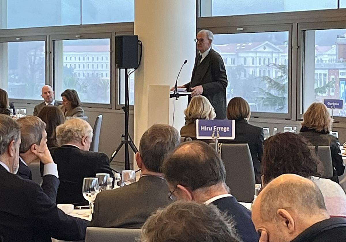 Antón Costas en la presentación del 4 Informe de Zedarriak.