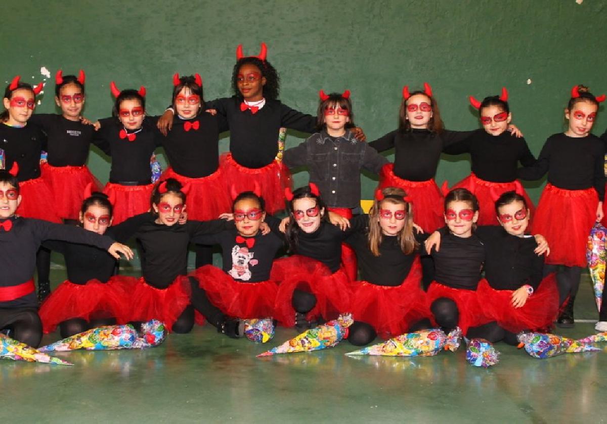 Uno de los grupos de escolares que participó en la exhibición de danza del Carnaval del pasado año.