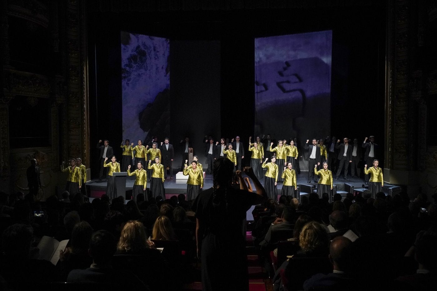 El coro Landarbaso Abesbatza homenajeó a Eduardo Chillida en el acto celebrado en el Victoria Eugenia.