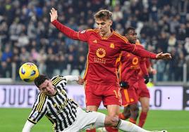 Diego Llorente, con la Roma en un partido contra la Juventus.