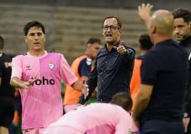 Joseba Etxeberria da órdenes a los suyos durante el encuentro en El Sardinero de esta temporada.