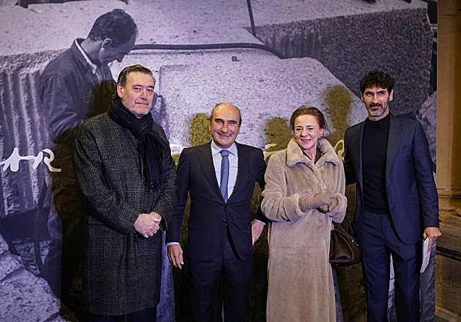 El director del Museo Bellas Artes de Bilbao, Miguel Zugaza, se fotografió junto a Luis y Mikel Chillida minutos antes de que comenzara el acto.